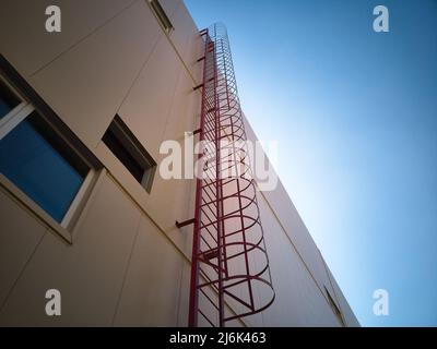 Feuertreppe im Freien an der Wand eines Industriegebäudes Stockfoto