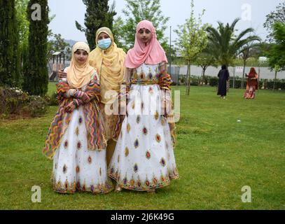 2. Mai 2022, Athen, Griechenland: Gläubige versammeln sich, um in der offiziellen Moschee der griechischen Hauptstadt Eid al-Fitr zu beten. (Bild: © Dimitris Aspiotis/Pacific Press über ZUMA Press Wire) Stockfoto