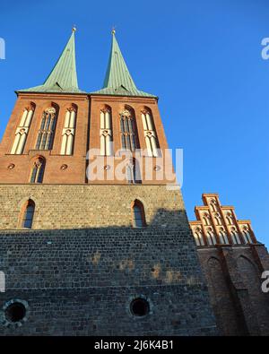 Die Nikolaikirche vertikal - Nikolaiviertel - Berlin, Deutschland Stockfoto