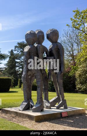 Die drei Grazien, Skulptur von Georg Baselitz, ausgestellt im Blenheim Palace, Oxfordshire, Großbritannien Stockfoto