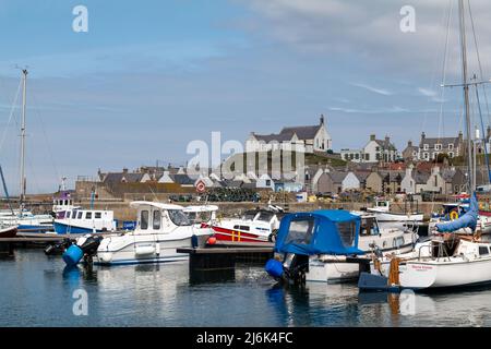 1 Mai 2022. Findochty, Moray, Schottland. Dies ist ein Blick auf das Hafengebiet des Küstendorfes Findochty in Moray an einem sonnigen 1. Mai 2022. Stockfoto