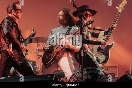 Eagles of Death Metal Headliner am Samstagabend beim Teddy Rocks Festival am 30. April 2022. Kredit: Charlie Raven/Alamy Stockfoto