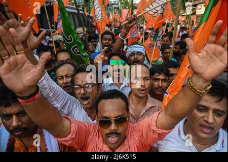 2. Mai 2022, Rajpur Sonarpur, Westbengalen, Indien: Anhänger der Bharatiya Janata Party (BJP), der regierenden politischen Partei Indiens, rufen während einer Demonstration in Kalkutta Slogans aus, um gegen die anhaltende Gewalt im ostindischen Bundesstaat Westbengalen zu protestieren. (Bild: © Sankhadeep Banerjee/ZUMA Press Wire) Stockfoto