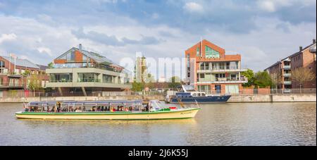 Touristen genießen eine Bootsfahrt im Hafen von leer, Deutschland Stockfoto