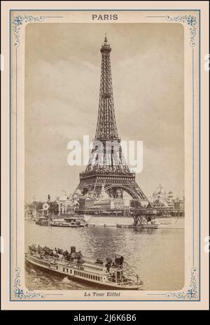 PARIS Vintage Postkarte 1900er Jahre s&W Retro Eiffelturm und seine mit Stadtrundfahrt Boot im Vordergrund Paris Frankreich. Postkartenansicht des Eiffelturms La Tour Eiffel Paris Fotografin Etienne Neurdein Stockfoto