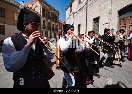 Reihe von Launeddas-Spielern bei der Parade von Sant'Efisio in Cagliari Stockfoto