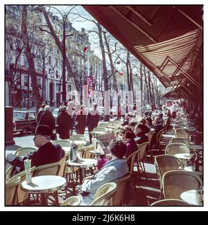 PARIS 1960er Jahre Boulevard Cafe Reportage Paris France Cafe Restaurant Terrasse in Paris mit Pariser und Frühlingssonne 1960 Paris Boulevard Cafe Restaurant Fashions und Syles des Tages Ort : Frankreich, Paris Fotograf : Willem van de, Poll Stockfoto