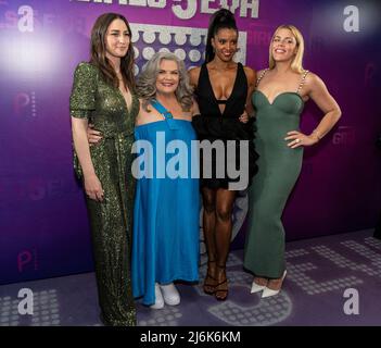 1. Mai 2022, New York, New York, USA: Sara Bareilles, Paula Pell, Renee Elise Goldsberry, Busy Phillips besuchen die Premiere von Peacock in der Saison 2 von Girls5Eva im Roxy Hotel (Bild: © Lev Radin/Pacific Press via ZUMA Press Wire) Stockfoto