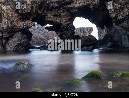 Eine Detailansicht der Höhlen des Strandes Cuevas del Mar in Asturien Stockfoto