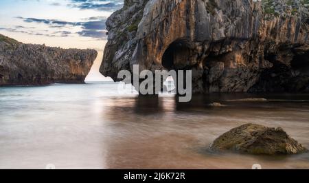 Eine lange Aussicht auf die Cuevas del Mar an der Costa Verde von Asturien Stockfoto