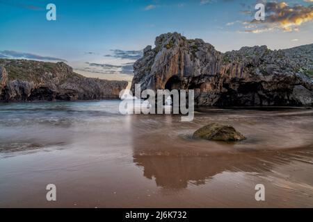 Eine lange Aussicht auf die Cuevas del Mar an der Costa Verde von Asturien Stockfoto