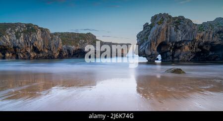 Eine lange Aussicht auf die Cuevas del Mar an der Costa Verde von Asturien Stockfoto