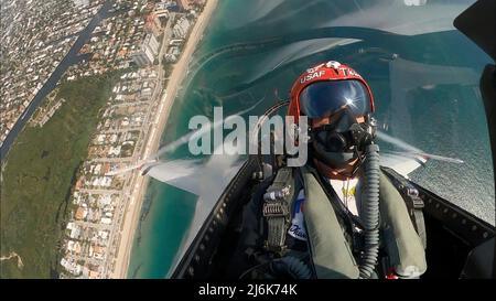 Fort Lauderdale, Usa. 01. Mai 2022. Die US Air Force Thunderbirds führen während der Fort Lauderdale Airshow am 1. Mai 2022 in Fort Lauderdale, Florida, eine Reihe von Kunstflugmanövern durch. Kredit: TSgt. Nicolas A. Myers/U.S. Air Force/Alamy Live News Stockfoto