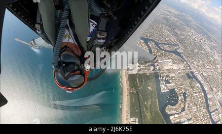 Fort Lauderdale, Usa. 01. Mai 2022. Die US Air Force Thunderbirds führen während der Fort Lauderdale Airshow am 1. Mai 2022 in Fort Lauderdale, Florida, eine Reihe von Kunstflugmanövern durch. Kredit: TSgt. Nicolas A. Myers/U.S. Air Force/Alamy Live News Stockfoto