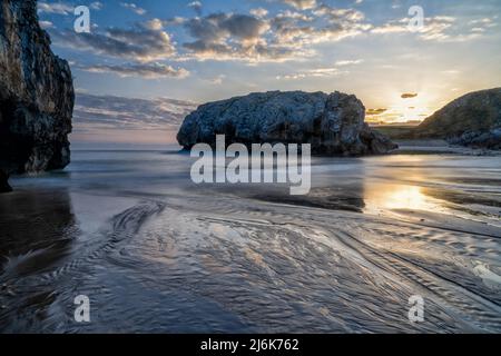 Eine lange Aussicht auf die Cuevas del Mar an der Costa Verde von Asturien Stockfoto