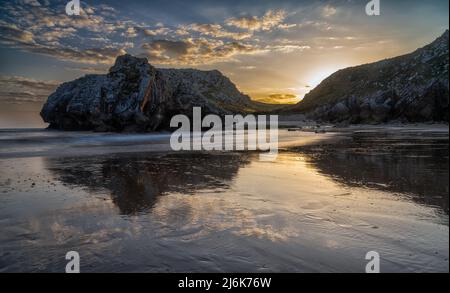 Eine lange Aussicht auf die Cuevas del Mar an der Costa Verde von Asturien Stockfoto