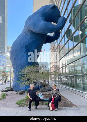 Riesige Bärenskulptur vor dem Colorado Convention Center in Denver, Colorado Stockfoto