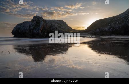 Eine lange Aussicht auf die Cuevas del Mar an der Costa Verde von Asturien Stockfoto