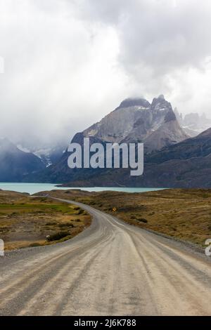 Straße im chilenischen Nationalpark in Patagonien Torres del paine Stockfoto