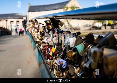 Love Locks auf einer Brücke über den Fluss Wye in Bakewell, Derbyshire, Großbritannien Stockfoto