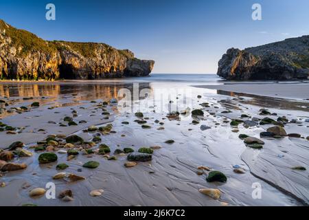 Eine lange Aussicht auf die Cuevas del Mar an der Costa Verde von Asturien Stockfoto