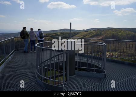 Salas, Tschechische Republik - 17. April 2022 - Ein völlig unkonventioneller Aussichtsturm über dem Dorf Salas am Fuße des Chriby M Stockfoto