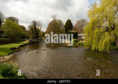 Alte Brücke über den Fluss Wye in Ashford in the Water, in der Nähe von Bakewell, Derbyshire, Großbritannien Stockfoto