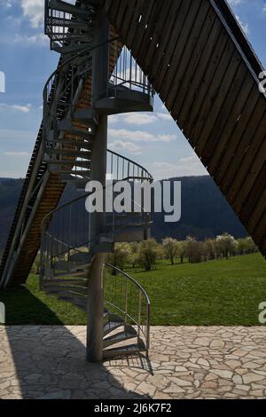 Salas, Tschechische Republik - 17. April 2022 - Ein völlig unkonventioneller Aussichtsturm über dem Dorf Salas am Fuße des Chriby M Stockfoto