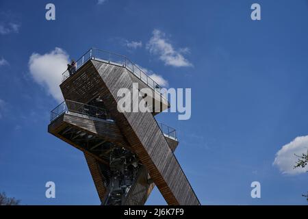 Salas, Tschechische Republik - 17. April 2022 - Ein völlig unkonventioneller Aussichtsturm über dem Dorf Salas am Fuße des Chriby M Stockfoto