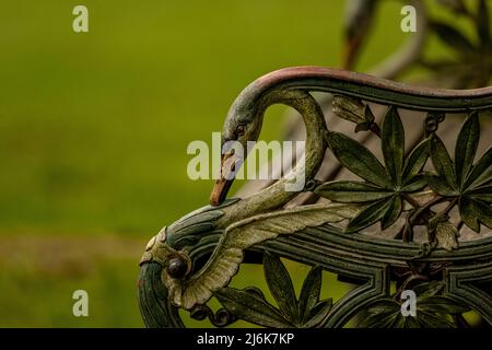 Schwanenhals aus verzierten Metallarbeiten auf einer Bank im Garten des Chatsworth House, Derbyshire, Großbritannien Stockfoto