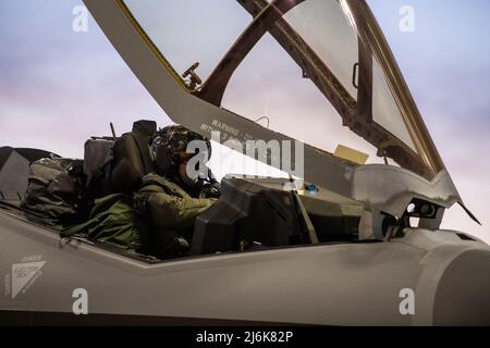 Vermont Air National Guard Base, USA. 2.. Mai 2022. Kredit: TSgt. Richard Mekkri/US Air Force/Alamy Live NewsBurlington, Vereinigte Staaten. 02. Mai 2022. Ein Pilot der US-Luftwaffe, der dem 134.-Jagdgeschwader, 158. Fighter Wing, zugewiesen wurde, bereitet sich auf den Start in einem F-35A Lightning II-Kampfflugzeug auf der Vermont Air National Guard Base am 2. Mai 2022 in South Burlington, Vermont, vor. Das Flugzeug wird zur Spangdahlem Air Base, Deutschland, zurückgebracht, um der NATO Enhanced Air Policing Mission beizutreten. Quelle: Planetpix/Alamy Live News Stockfoto