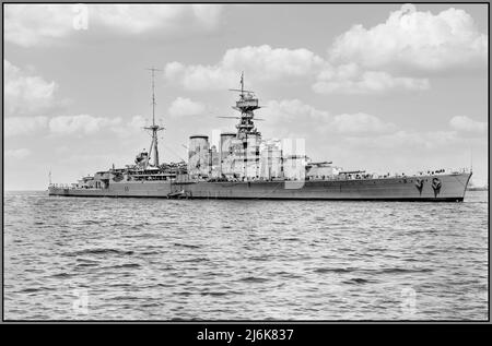 HMS Hood 1924 der letzte Schlachtkreuzer, der für die britische Royal Navy gebaut wurde. Im Mai 1941 wurden Hood und das Schlachtschiff Prince of Wales angewiesen, das deutsche Schlachtschiff Bismarck und den schweren Kreuzer Prinz Eugen, die sich auf dem Weg zum Atlantik befanden, abzufangen und dort Konvois anzugreifen. Am 24. Mai 1941, zu Beginn der Schlacht an der Straße von Dänemark, wurde Hood von mehreren deutschen Granaten getroffen, explodierte und sank innerhalb von 3 Minuten, mit dem Verlust von allen außer drei ihrer 1.418 Mann Besatzung. Aufgrund ihrer öffentlich wahrgenommenen Unbesiegbarkeit beeinflusste der Verlust die britische Moral. Stockfoto