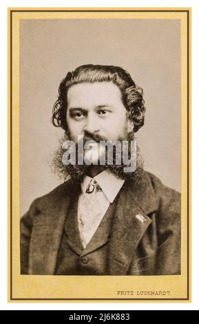 STRAUSS-KOMPONIST WIEN Jahrgang formaler Postrait Johann Strauss II von Fritz Luckhardt 1899 Johann Baptist Strauss II. (25. Oktober 1825 – 3. Juni 1899), auch bekannt als Johann Strauss Jr., der jüngere Sohn, war ein österreichischer Komponist der Lichtmusik, insbesondere der Tanzmusik und der Operetten. Er komponierte über 500 Walzer, Polkas, Quadrillen und andere Arten von Tanzmusik sowie mehrere Operetten und ein Ballett. Zu seinen Lebzeiten war er als "Walzerkönig" bekannt und war maßgeblich für die Popularität des Walzers in Wien im 19.. Jahrhundert verantwortlich. Stockfoto