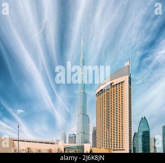 Blick auf das Hotel Adresse Dubai Marina, Dubai Mall und Burj Khalifa vor blauem und weißem Himmel. Blick auf die Wahrzeichen des Wohnviertels in Dubai Marina Stockfoto