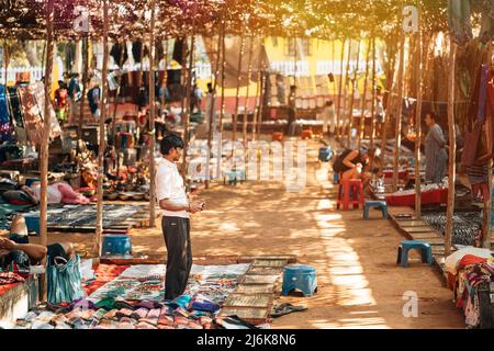 Anjuna, Goa, Indien - 19. Februar 2020: Man Seller Verkauft Indische Souvenirs Auf Dem Anjuna-Markt Stockfoto