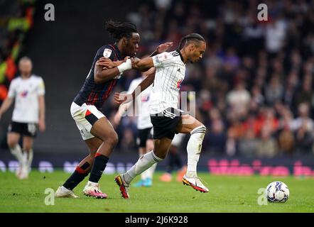 Fulhams Bobby deCordova-Reid (rechts) und Peter Kioso von Luton Town kämpfen während des Sky Bet Championship-Spiels im Craven Cottage, London, um den Ball. Bilddatum: Montag, 2. Mai 2022. Stockfoto