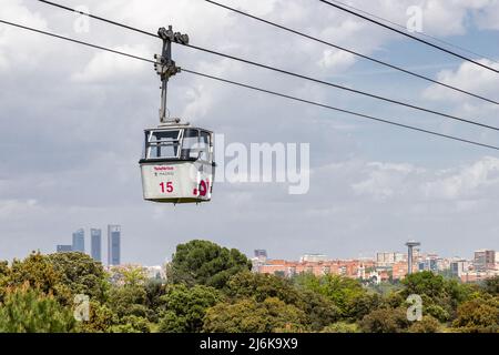 Blick von der Seilbahn oder dem Teleferico in Madrid. Den Gästen einen atemberaubenden Blick über die Skyline zu bieten. Der Königspalast und die Kathedrale von Almudena sind zu sehen Stockfoto