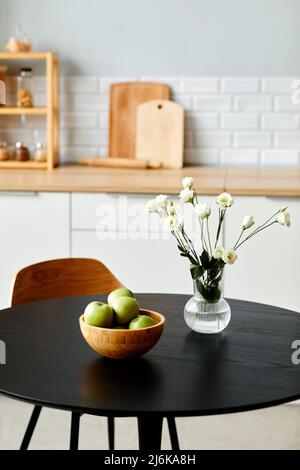 Sauberes Hintergrundbild von frischen Blumen in Vase auf schwarzem Küchentisch, Platz kopieren Stockfoto