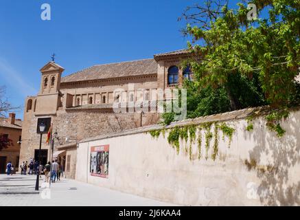 Panoramablick auf die Synagoge von Transito, in der das Sefardi-Museum im jüdischen Viertel von Toledo, Kastilien-La Mancha, Spanien, untergebracht ist. Hochwertige Fotos Stockfoto