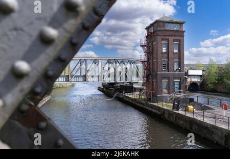 Barton Swing Aqueduct in Barton upon Irwell, Greater Manchester, England. Sie führt über den Bridgewater-Kanal über den Manchester Ship Canal. Stockfoto