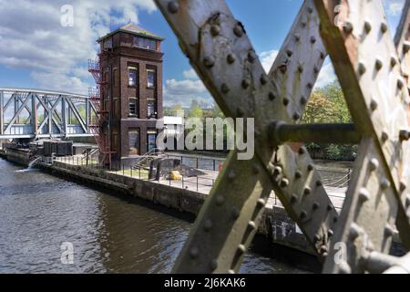 Barton Swing Aqueduct in Barton upon Irwell, Greater Manchester, England. Sie führt über den Bridgewater-Kanal über den Manchester Ship Canal. Stockfoto