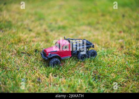 Schöne Ansicht von funkgesteuerten LKW-Modell auf grünem Gras stehen. Schweden. Stockfoto