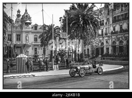 Der große Preis von Monaco 1930 mit Louis Chiron (zweiter Platz) in einem Werk von einem Bügli. Ein Grand-Prix-Motorrennen, das am 6. April 1930 auf dem Circuit de Monaco ausgetragen wird. Der Franzose René Dreyfus gewann das Rennen in einem Privatfahrer, vor dem Werk von Louis 35 Chiron, der hier die Nummer 18 sah, die mit dem Casino de Monaco dahinter den zweiten Platz belegte. Monaco Monte Carlo Riviera Stockfoto