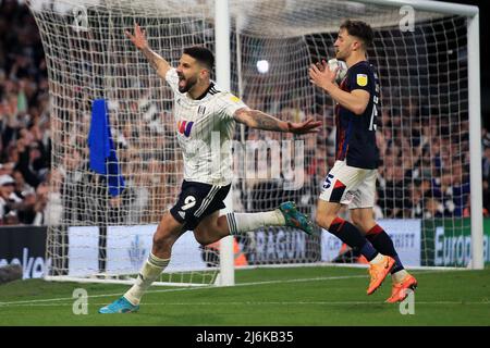London, Großbritannien. 2.. Mai 2022. Aleksandar Mitrovic von Fulham feiert nach dem Tor seines Teams 7.. EFL Skybet Championship match, Fulham gegen Luton Town im Craven Cottage in London am Montag, 2.. Mai 2022. Dieses Bild darf nur für redaktionelle Zwecke verwendet werden. Nur zur redaktionellen Verwendung, Lizenz für kommerzielle Nutzung erforderlich. Keine Verwendung bei Wetten, Spielen oder Veröffentlichungen in einem Club/einer Liga/einem Spieler. Bild von Steffan Bowen/Andrew Orchard Sports Photography/Alamy Live News Stockfoto