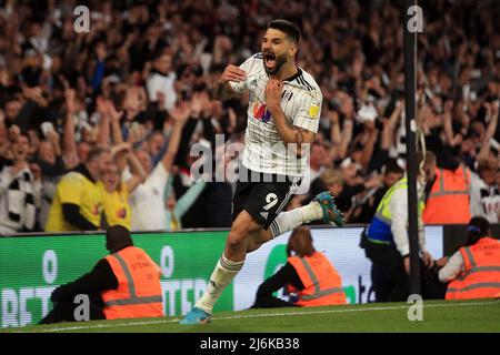 London, Großbritannien. 2.. Mai 2022. Aleksandar Mitrovic von Fulham feiert nach dem Tor seines Teams 7.. EFL Skybet Championship match, Fulham gegen Luton Town im Craven Cottage in London am Montag, 2.. Mai 2022. Dieses Bild darf nur für redaktionelle Zwecke verwendet werden. Nur zur redaktionellen Verwendung, Lizenz für kommerzielle Nutzung erforderlich. Keine Verwendung bei Wetten, Spielen oder Veröffentlichungen in einem Club/einer Liga/einem Spieler. Bild von Steffan Bowen/Andrew Orchard Sports Photography/Alamy Live News Stockfoto