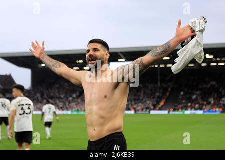 London, Großbritannien. 2.. Mai 2022. Aleksandar Mitrovic von Fulham feiert nach dem Tor seines Teams 7.. EFL Skybet Championship match, Fulham gegen Luton Town im Craven Cottage in London am Montag, 2.. Mai 2022. Dieses Bild darf nur für redaktionelle Zwecke verwendet werden. Nur zur redaktionellen Verwendung, Lizenz für kommerzielle Nutzung erforderlich. Keine Verwendung bei Wetten, Spielen oder Veröffentlichungen in einem Club/einer Liga/einem Spieler. Bild von Steffan Bowen/Andrew Orchard Sports Photography/Alamy Live News Stockfoto