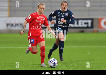 Linkoping, Schweden, 2. 2022. Mai, Nathalie Hoff Persson (8 Orebro) und Cornelia Kapocs (23 Linkoping) während des Spiels in der Schwedischen Liga OBOS Damallsvenskan am 2. 2022. Mai zwischen Linkoping und Orebro in der Linkoping Arena in Linkoping, Schweden, Peter Sonander/SPP Stockfoto