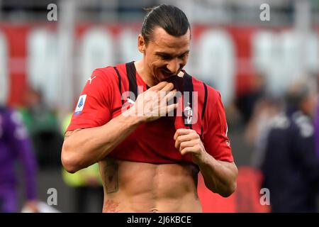 Zlatan Ibrahimovic vom AC Mailand reagiert während des Fußballspiels der Serie A 2021/2022 zwischen dem AC Mailand und ACF Fiorentina im San Siro-Stadion in Mailand (I Stockfoto