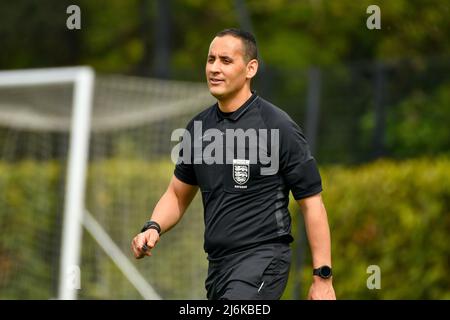 Swansea, Wales. 30. April 2022. Der Schiedsrichter sagte Ouchene während des Spiels der Professional Development League zwischen Swansea City unter 18 und Watford unter 18 Jahren an der Swansea City Academy in Swansea, Wales, Großbritannien, am 30. April 2022. Quelle: Duncan Thomas/Majestic Media. Stockfoto