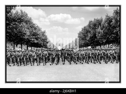 PARIS SIEG im Zweiten Weltkrieg FRANZÖSISCHE BEFREIUNG NAZI-DEUTSCHLAND amerikanische Truppen der 28. Infanterie-Division marschieren die Avenue des Champs-Elysées in Paris hinunter, in der "Siegesparade". Datum: 29. August 1944 Stockfoto